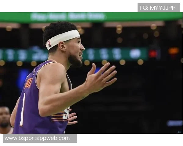 布克第三节状态火热10投6中狂砍16分4篮板4助攻连得12分助力球队反击 布克第三节状态火热10投6中狂砍16分4篮板4助攻连得12分助力球队反击