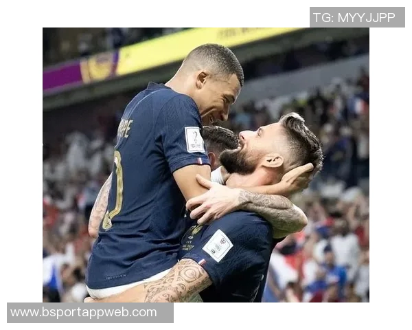 姆巴佩赛后与恩里克亲切交流并向前队友们表达一致意见 姆巴佩赛后与恩里克亲切交流并向前队友们表达一致意见