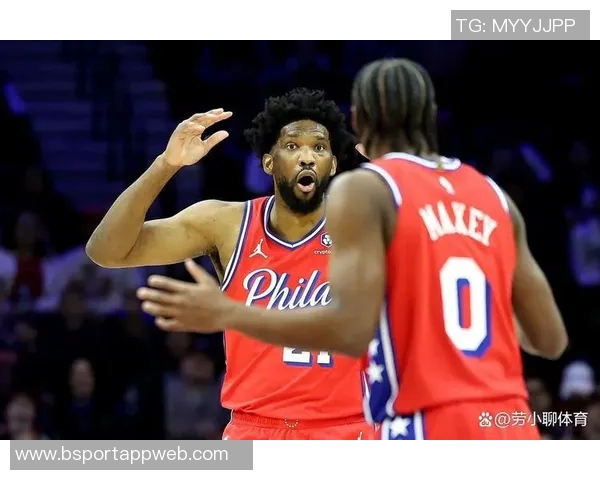 乔治和恩比德积极参与训练昨日赛后状态良好令人振奋 乔治和恩比德积极参与训练昨日赛后状态良好令人振奋